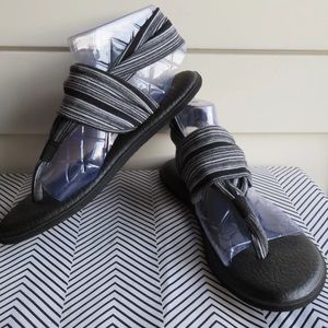 Sanuk 10 yoga sandals